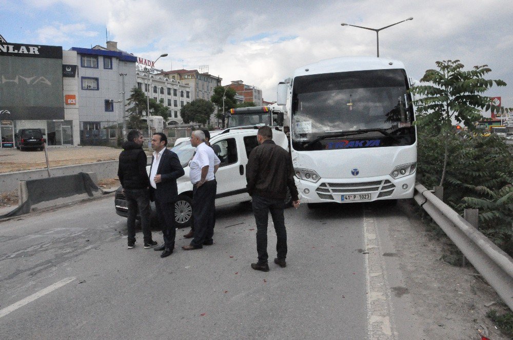 Servis Aracı Önündeki Üç Araca Çarptı: 1 Yaralı