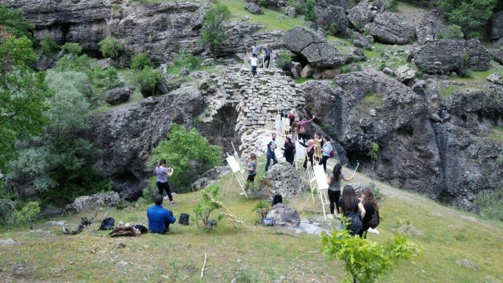 Sanatçılar Sulu Boya Çalışması İle Taş Köprüyü Resmettiler