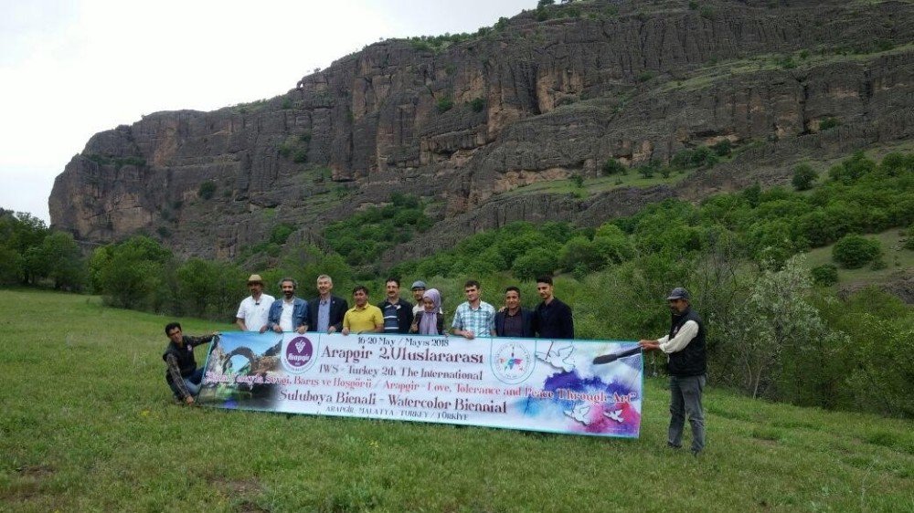 Sanatçılar Sulu Boya Çalışması İle Taş Köprüyü Resmettiler