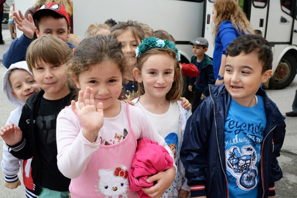 Miniklerden Bozüyük Belediyesi Giyim Evi’ni Kıyafet Bağışı