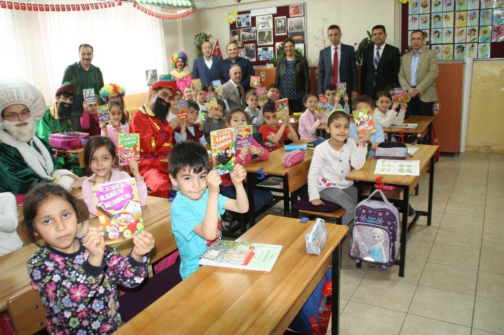 İstiklal İlköğretim Okulunda Öğrencilere Kitap Hediye Edildi