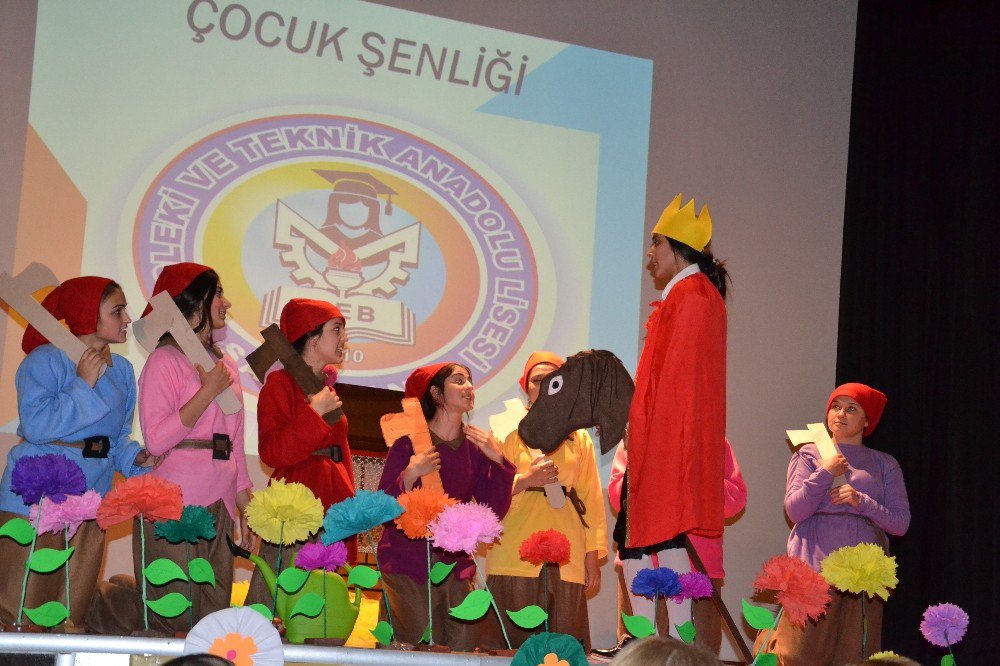 Saruhanlı’da Çocuklar Şenlikte Eğlendi