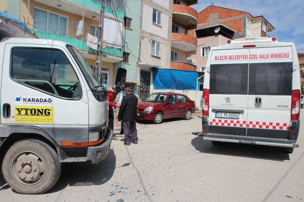 Seyir Halindeki Yolcu Minibüsüne Kamyonet Çarptı; 1 Yaralı