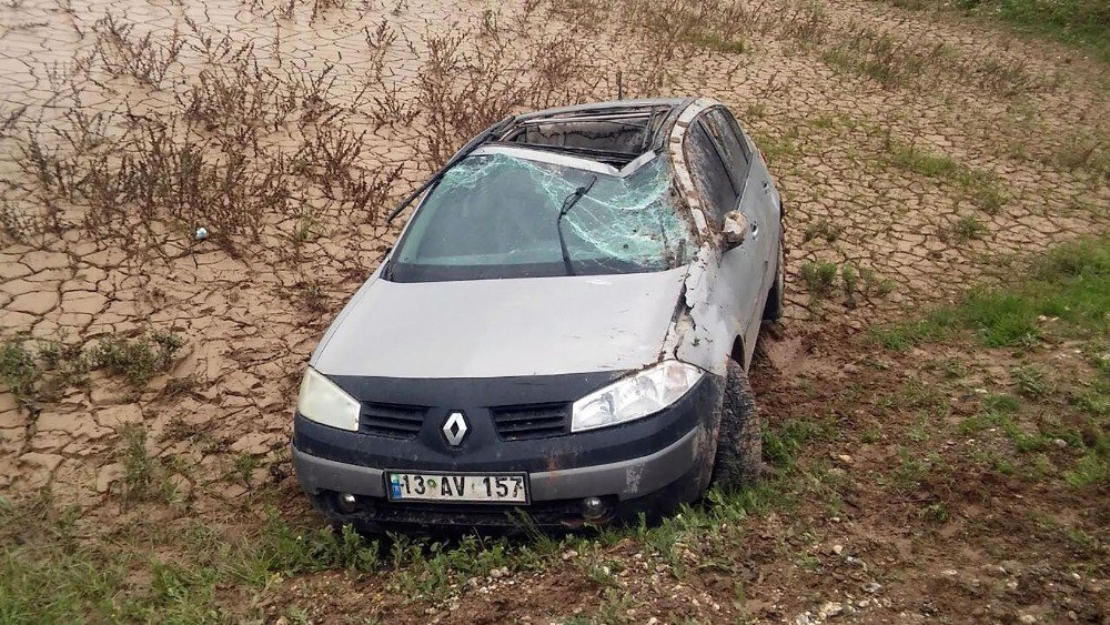 Araba Dere Yatağına Uçtu: 1 Yaralı