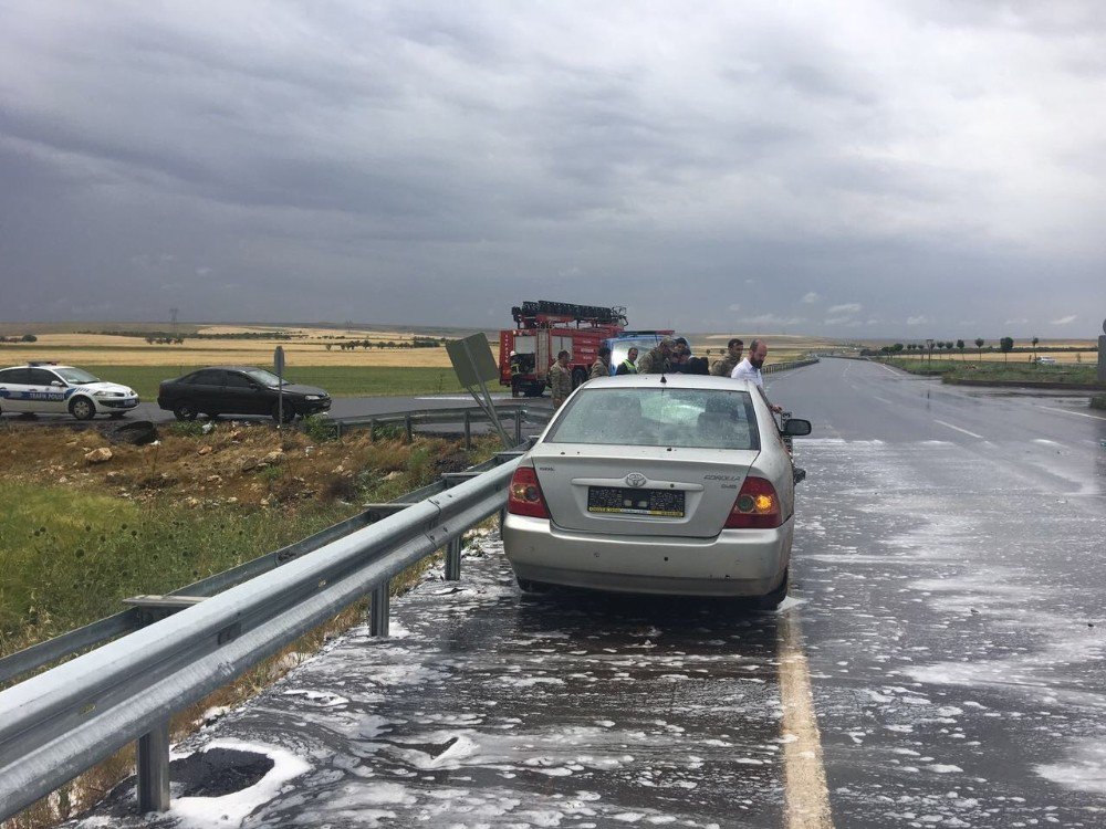 Bariyerlere Çarpan Otomobilin Sürücüsü Yaralandı