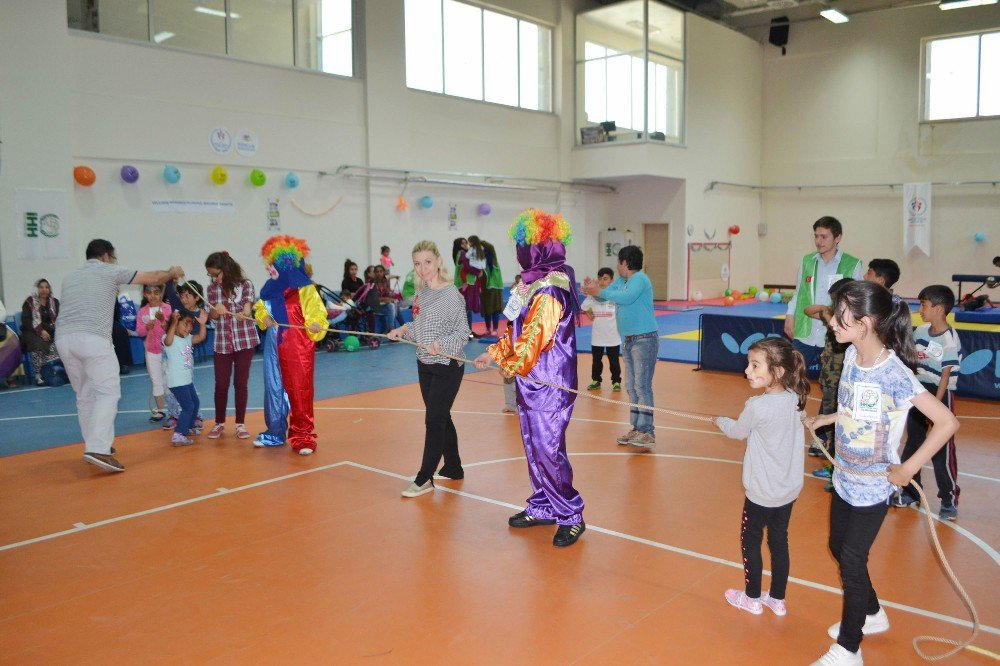 “Yetim Gülerse Dünya Güler” Etkinliğinde Çocuklar Doyasıya Eğlendi