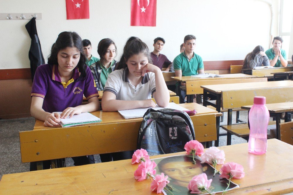 Kalp Krizinden Ölen Kızın Arkadaşları Masasını Çiçeklerle Donattı