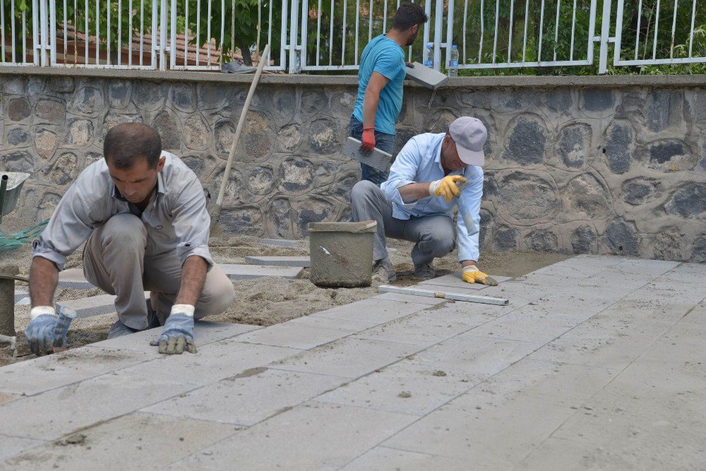 Hastaneler Bölgesinde Kaldırımlar Yenileniyor