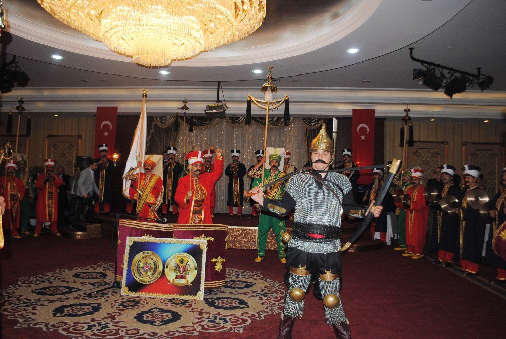 İstanbul İl Emniyet Müdürü Çalışkan, Emekli Polisleri Plaketle Onurlandırdı