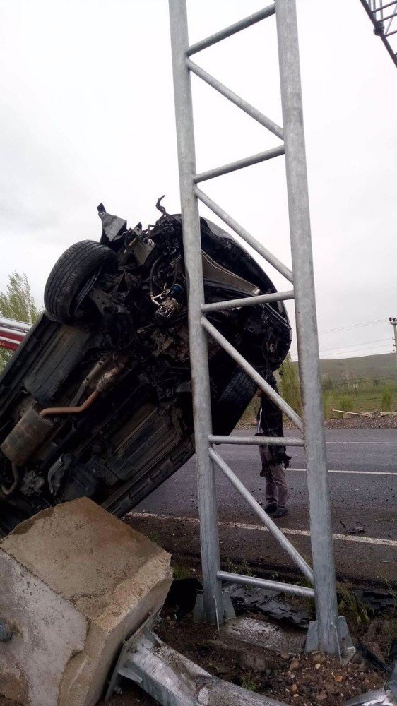 Takla Atan Otomobil Direğe Çıktı: 2 Yaralı