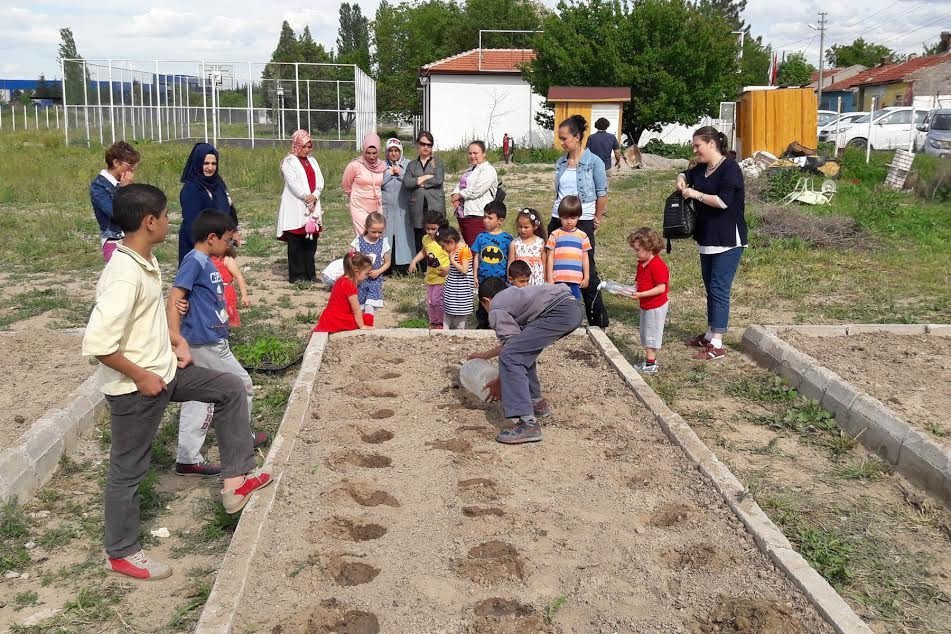 "Şenlikle Toplum" Çocukları Fidan Dikti