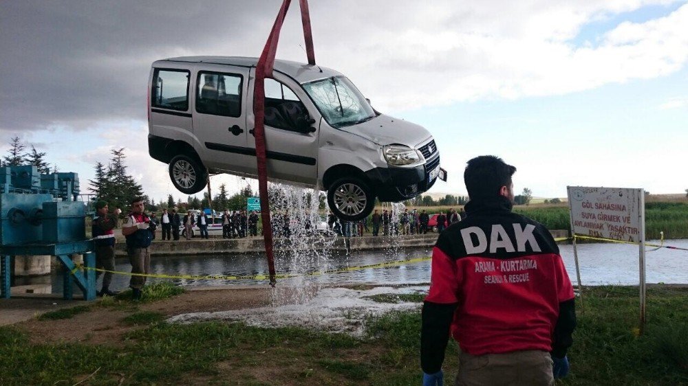 Sulama Kanalına Devrilen Aracın Şoförü Ve Eşi Hayatını Kaybetti