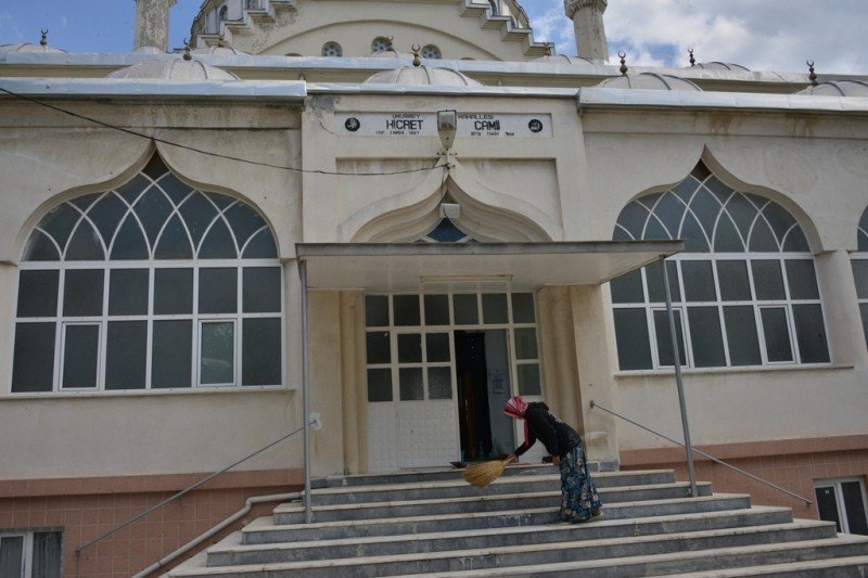 Gediz Belediyesi Camilerde Genel Temizlik Çalışması Başlattı