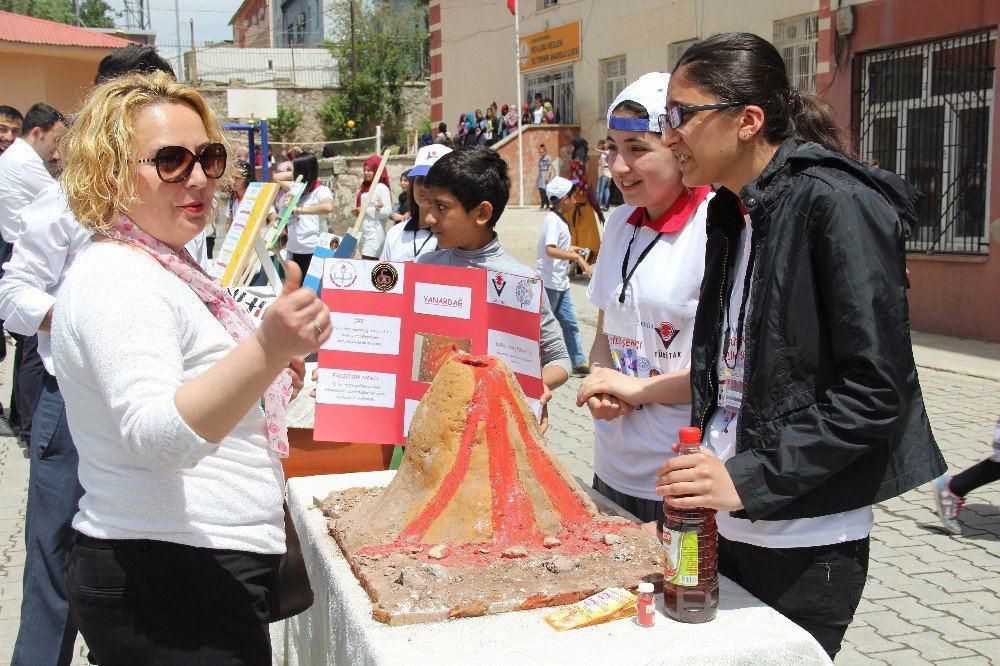 Şemdinli’de 4006 Tübitak Bilim Fuarı