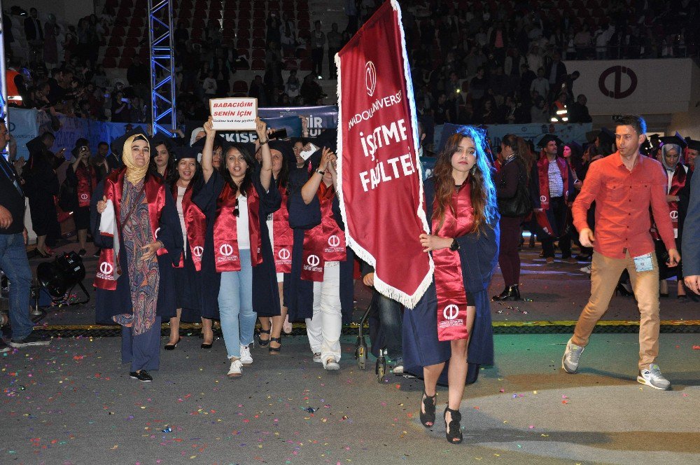 Açıköğretim Fakültesinde Mezuniyet Coşkusu