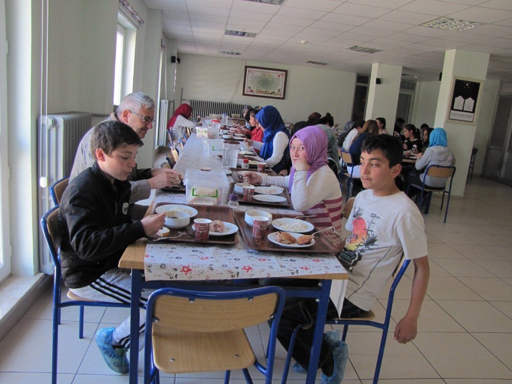 Teog’da Dereceye Giren Öğrencilere Yemek İkramı