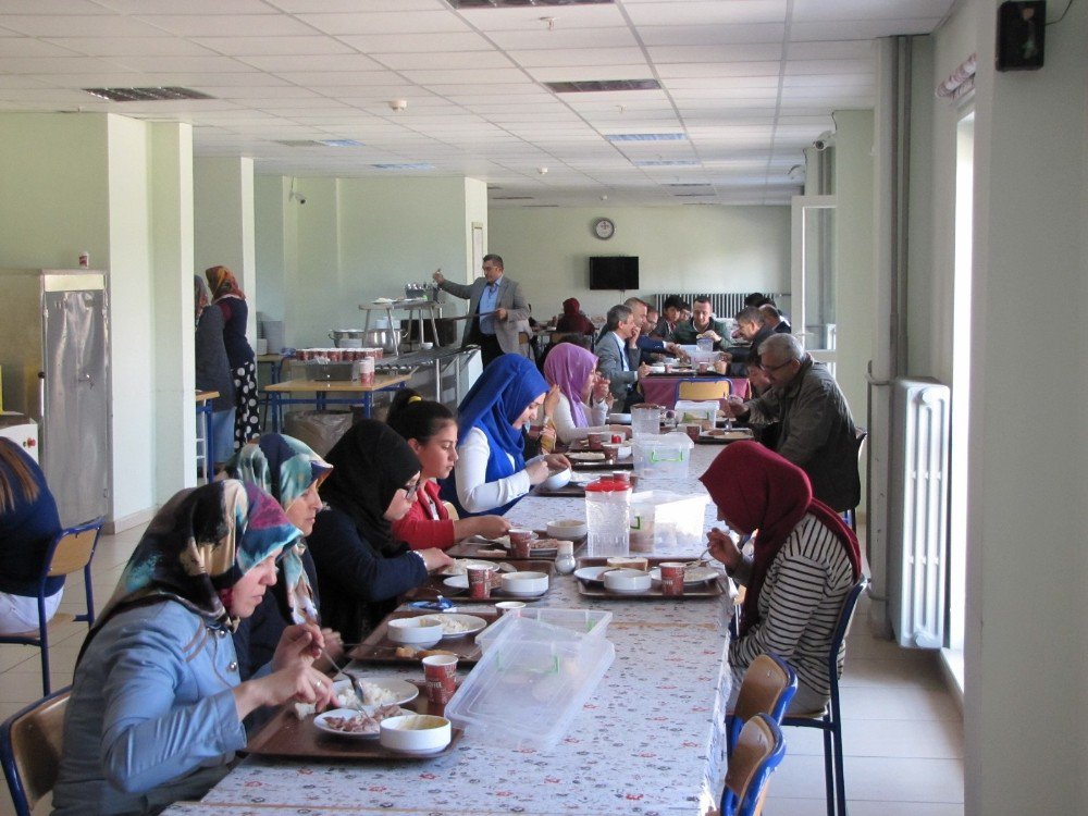 Teog’da Dereceye Giren Öğrencilere Yemek İkramı