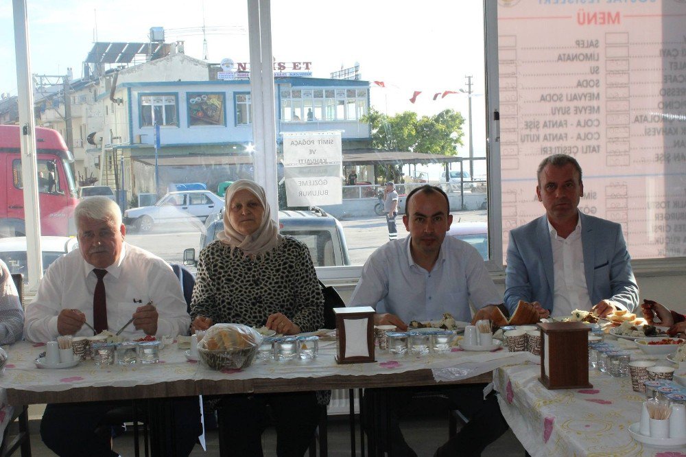 Lapseki Hem Çardak Beldesinde Veda Yemeği Düzenledi