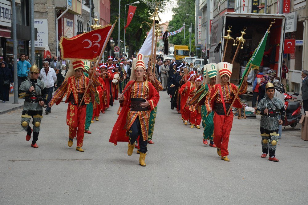 Öğrenme Şenliğinde Mehteran Takımı Öncülüğünde Kortej Yürüyüşü