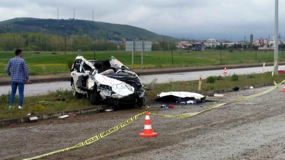 Sivas’ta Otomobil Elektrik Direğine Çarptı: 2 Ölü, 4 Yaralı