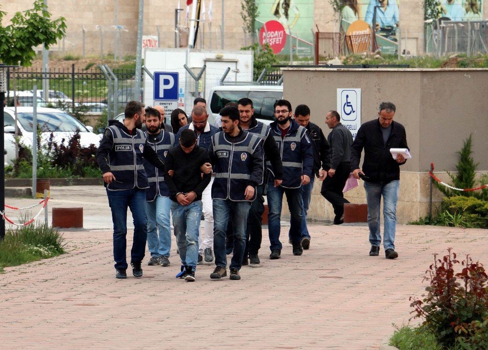 Atm’ye Kart Kopyalama Cihazı Yerleştirilen 4 Şüpheli Yakalandı