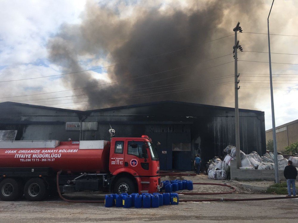 Uşak’taki Büyük Fabrika Yangını Devam Ediyor