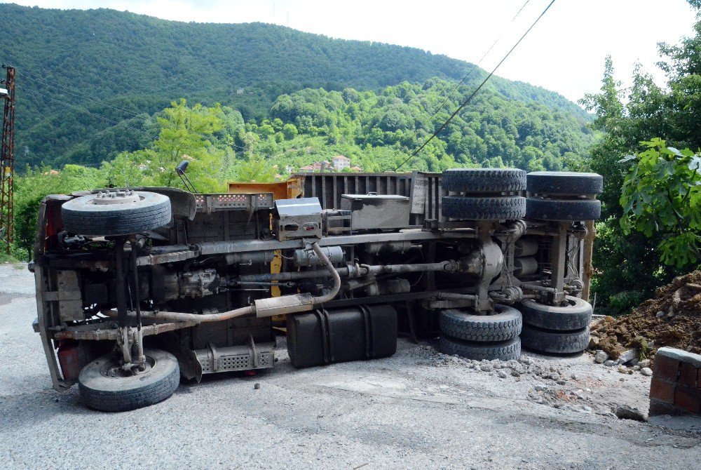 Zonguldak’ta Toprak Yüklü Kamyon Devrildi: 1 Yaralı