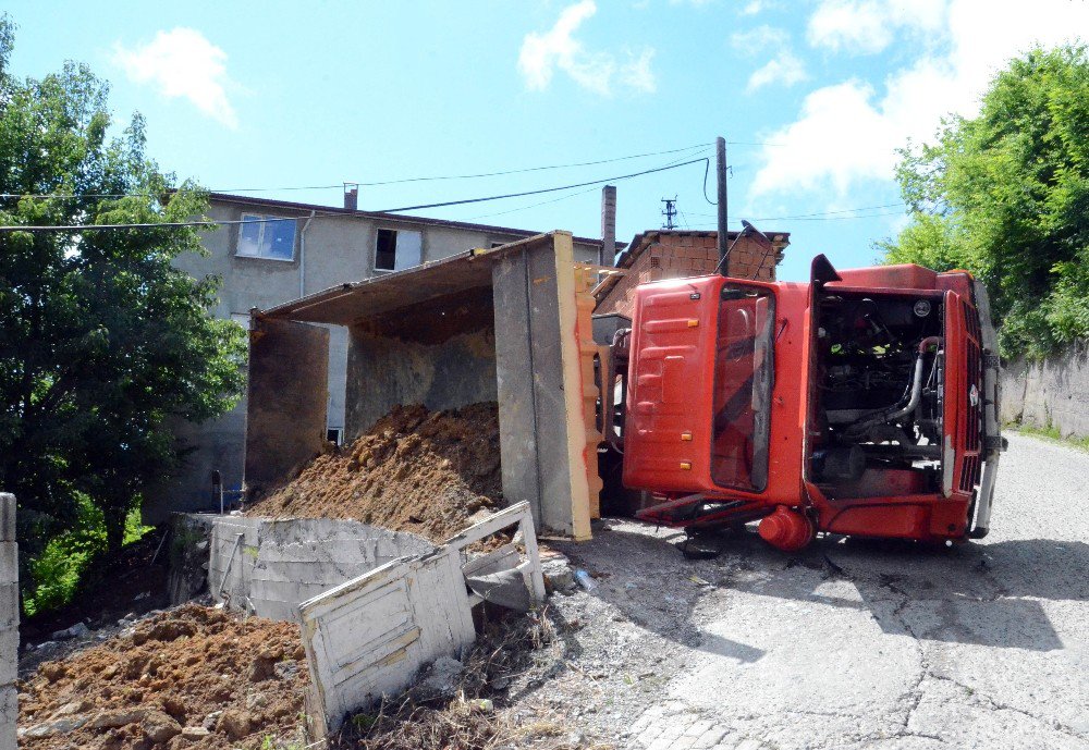 Zonguldak’ta Toprak Yüklü Kamyon Devrildi: 1 Yaralı