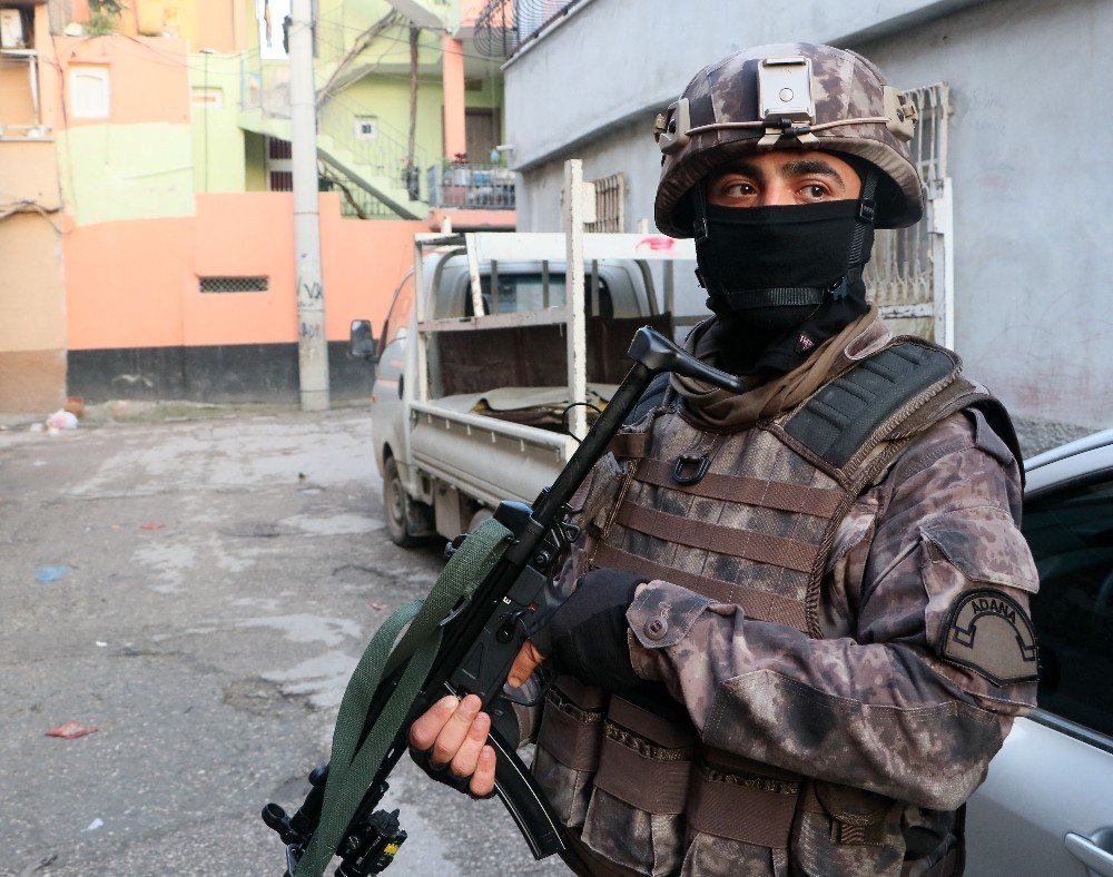 Adana’da Aranan Şahıslara Özel Harekatlı Baskın