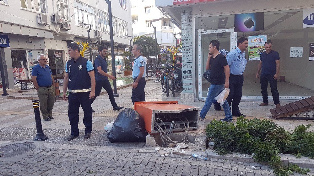 Fren Yerine Gaza Basan Sürücü Trafoya, Banka Ve Aydınlatma Direğine Çarptı