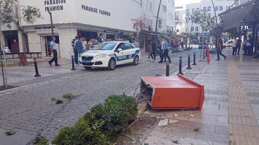 Fren Yerine Gaza Basan Sürücü Trafoya, Banka Ve Aydınlatma Direğine Çarptı