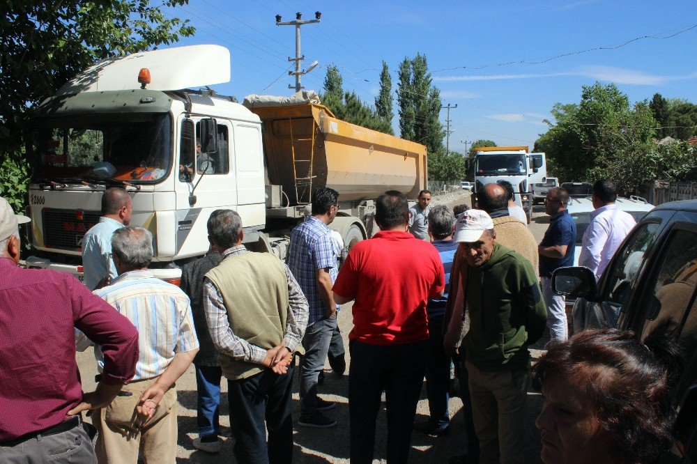 Mahalleliden Yol Kapatma Eylemi