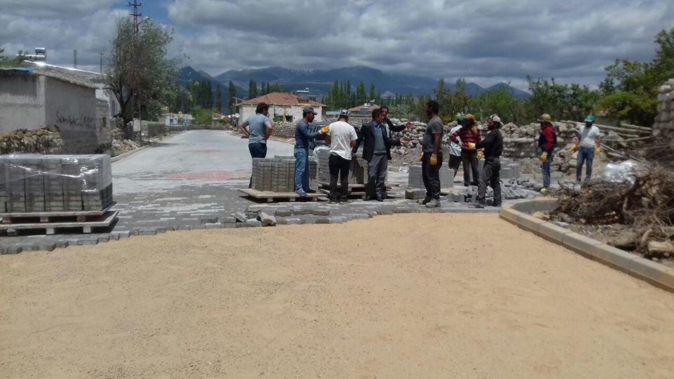 Develi Belediyesi’nin Yol Yapım Çalışmaları Devam Ediyor