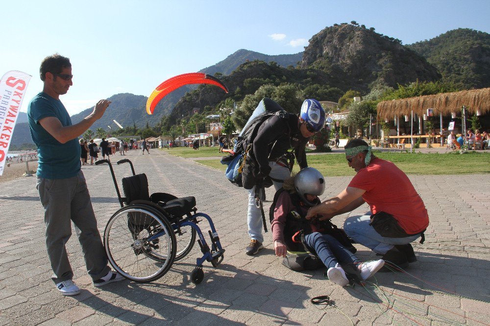 Yürüme Engelli İngiliz Turist Babadağ’dan Uçtu