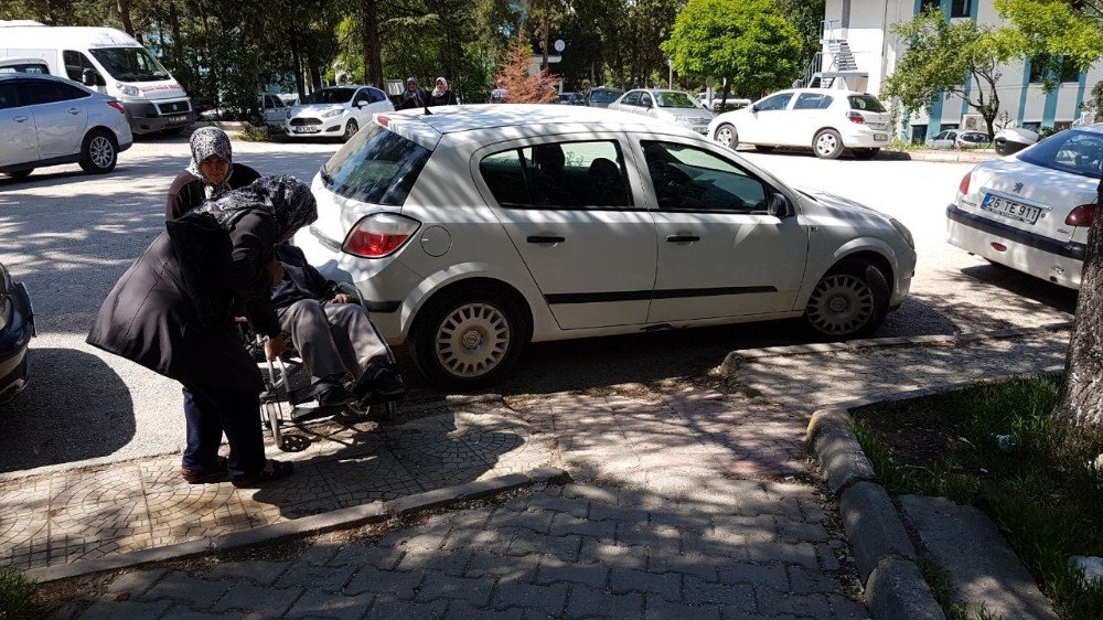 Duyarsızca Araç Parkı, Tekerlekli Sandalye İle Evine Gitmek İsteyen Vatandaşı Çileden Çıkardı