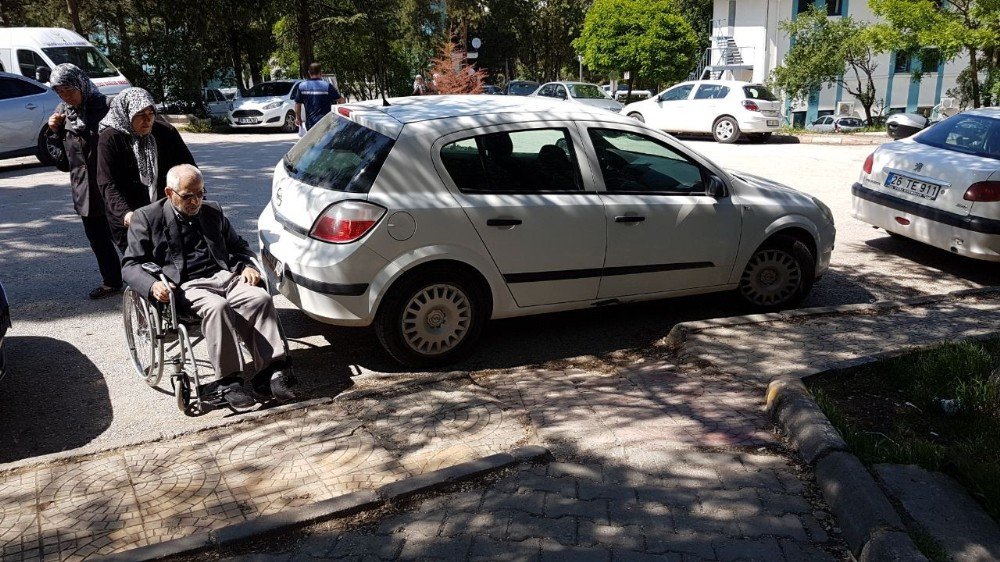 Duyarsızca Araç Parkı, Tekerlekli Sandalye İle Evine Gitmek İsteyen Vatandaşı Çileden Çıkardı