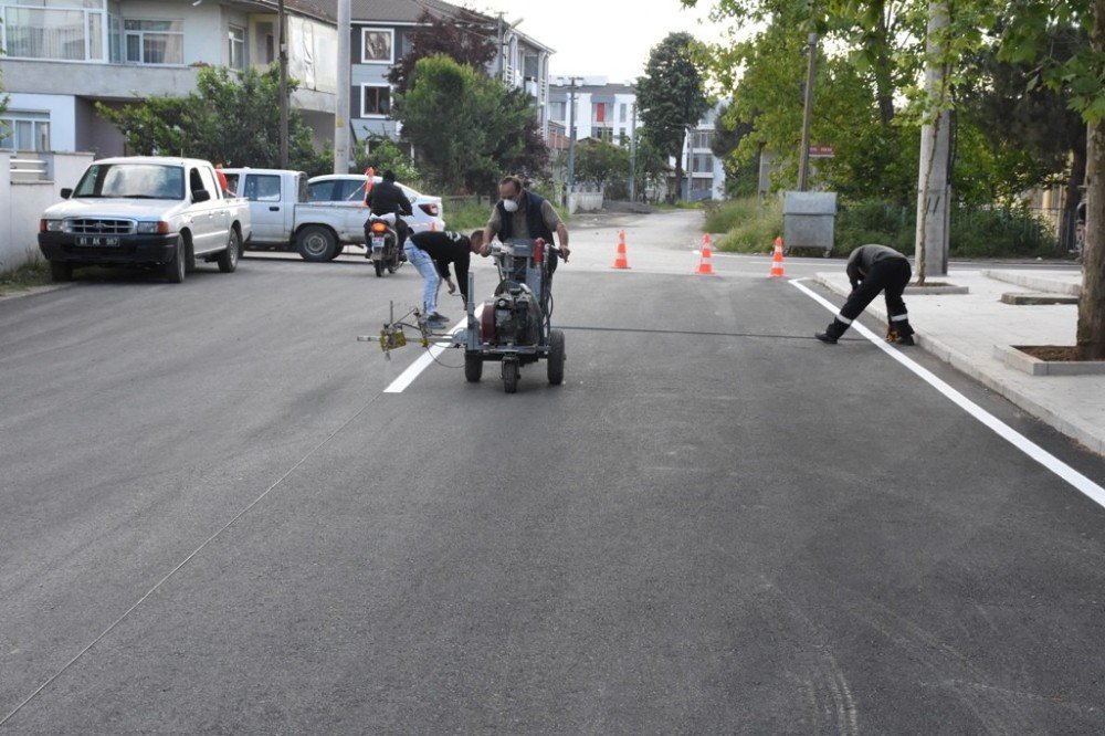 Asfaltlanan Cadde Ve Sokaklara Yol Çizgileri Çiziliyor