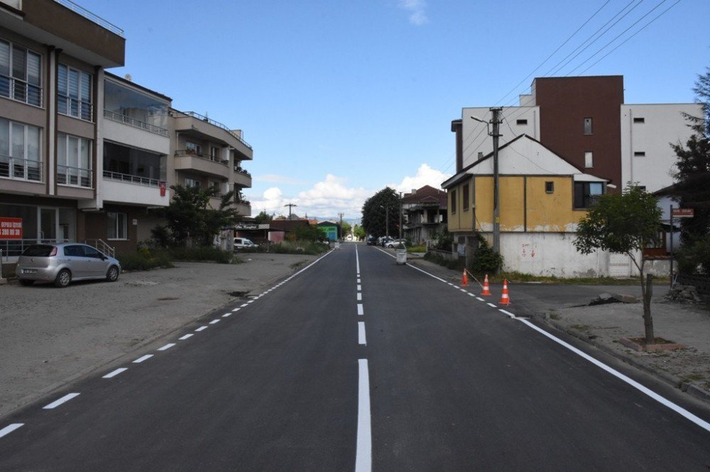 Asfaltlanan Cadde Ve Sokaklara Yol Çizgileri Çiziliyor