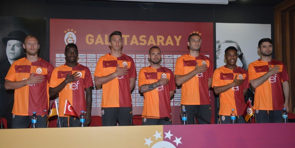 Galatasaray, Yeni Sezon Parçalı Formasını Tanıttı