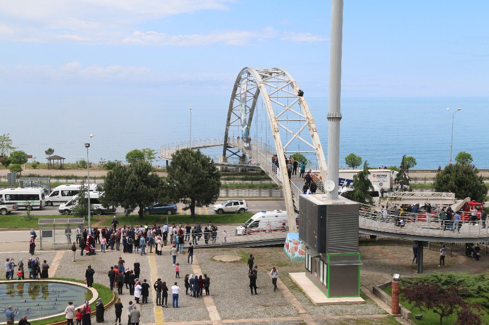 Giresun’da Yaşlı Kadın Üstgeçitte Çıkarak İntihara Kalkıştı.