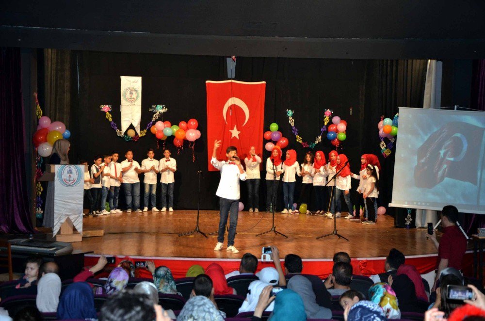 İstiklal Marşını Ezbere Okuma Yarışmasını Suriyeli Öğrenci Kazandı