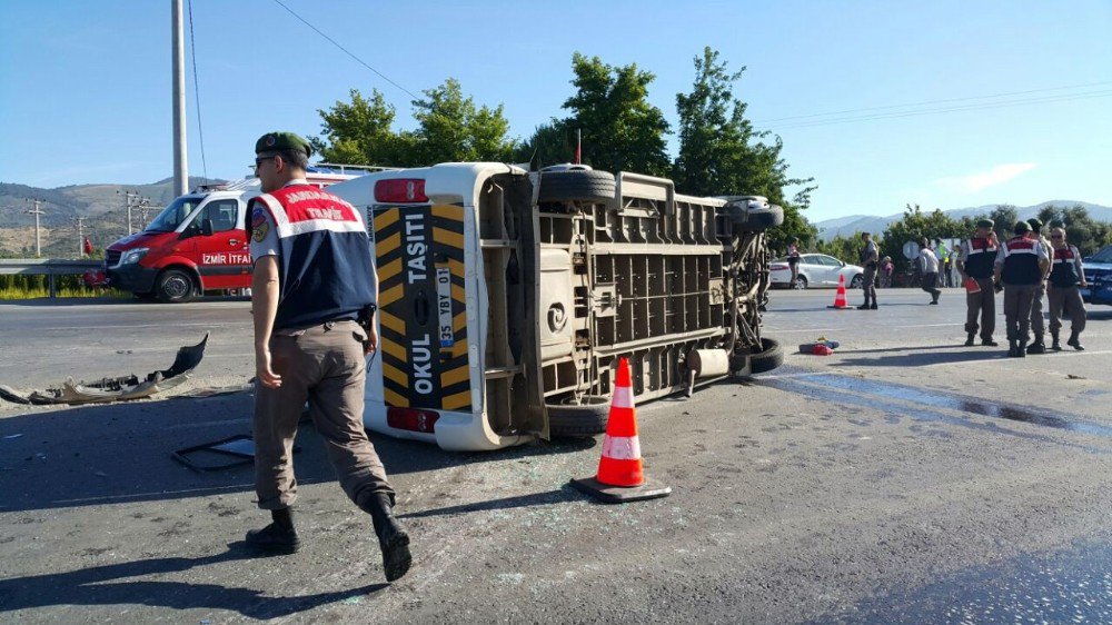 İzmir’de Öğrenci Servisi Devrildi: 11 Yaralı