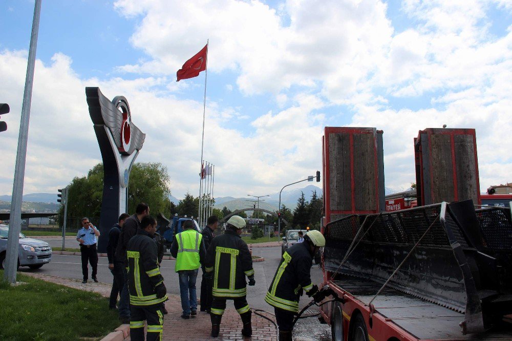 Seyir Halindeki Tırdan Yükselen Dumanlar Paniğe Neden Oldu