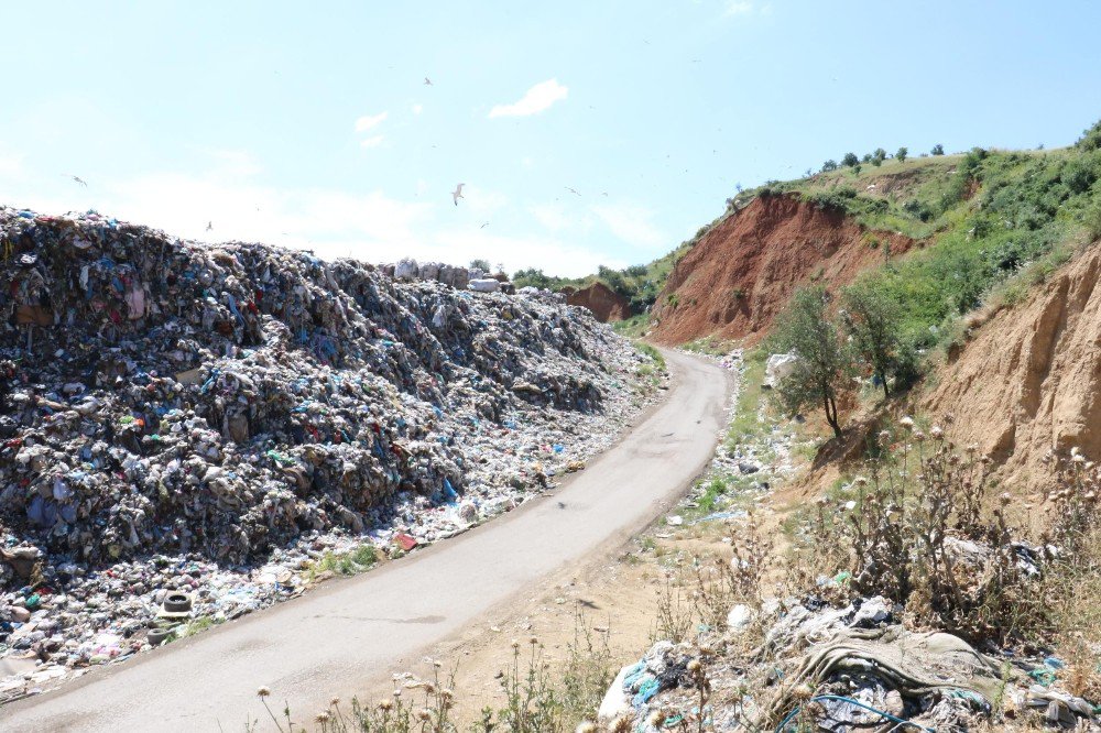 Turgutlu Vahşi Depolamadan Kurtuluyor