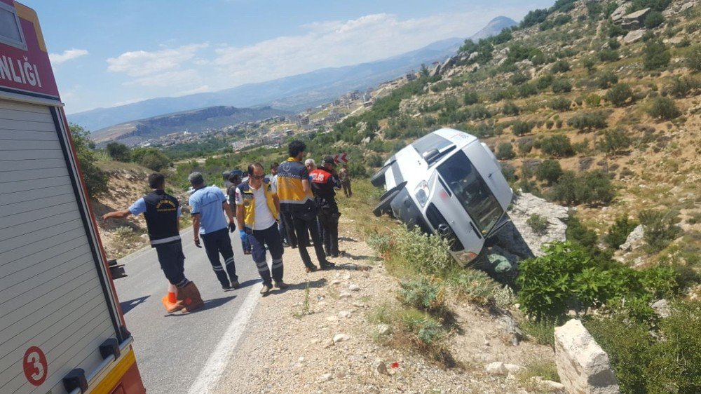 Minibüs, Kaya Parçası Sayesinde Uçuruma Yuvarlanmaktan Kurtuldu