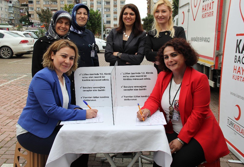 Sağlıkçılardan Türk Kızılayı’nın “Kadın Hayata Kan Verir” Projesine Destek