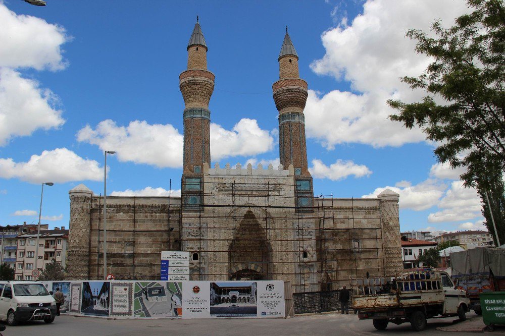 Gökmedrese’deki Çinilerin Asitle Temizlenip Boyandığı İddiası