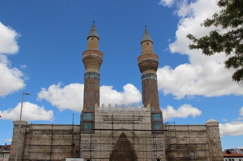 Gökmedrese’deki Çinilerin Asitle Temizlenip Boyandığı İddiası