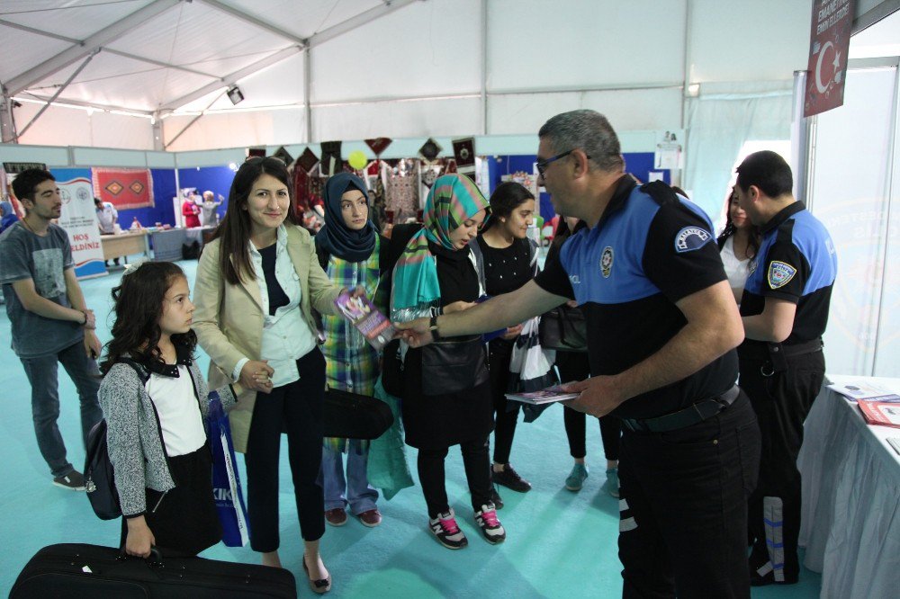 Toplum Destekli Polislik Şube Müdürlüğünden Bilinçlendirme Standı