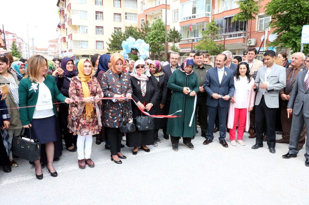 Yozgat Halk Eğitim Merkezi Yıl Sonu Sergisini Açtı